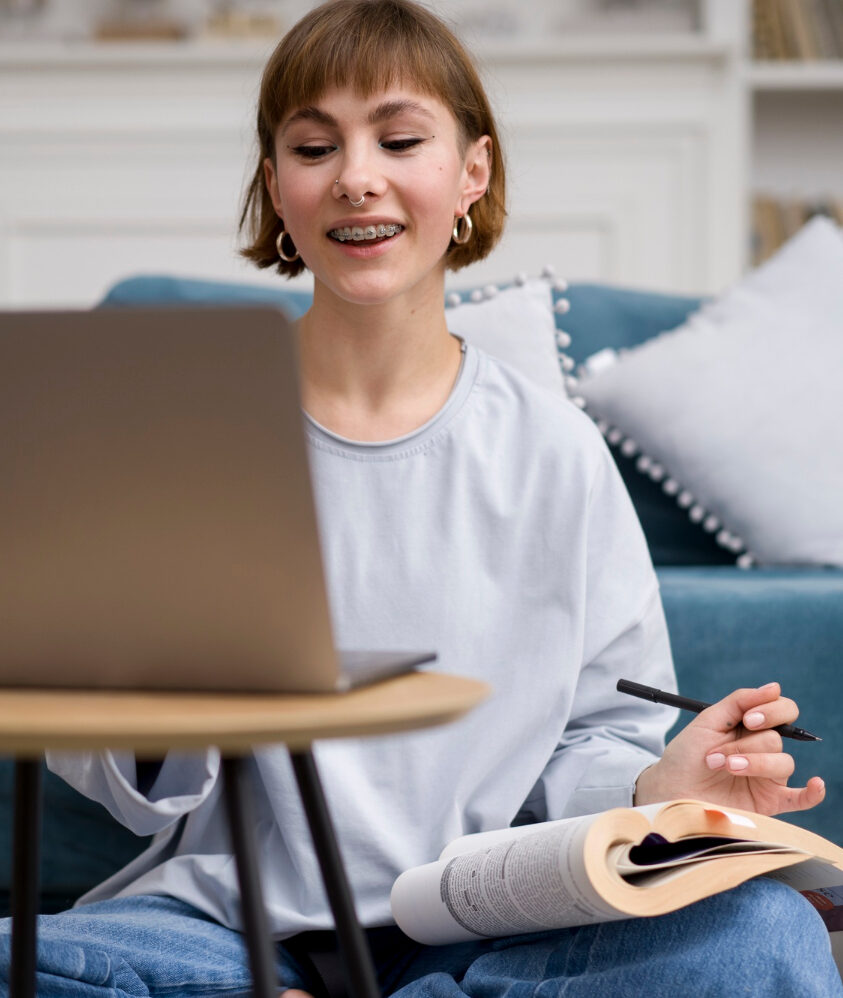 Étudiante qui a fait la prépa médecine et se prépare en ligne avec la plateforme jemeprepare.be gratuite pendant un an !